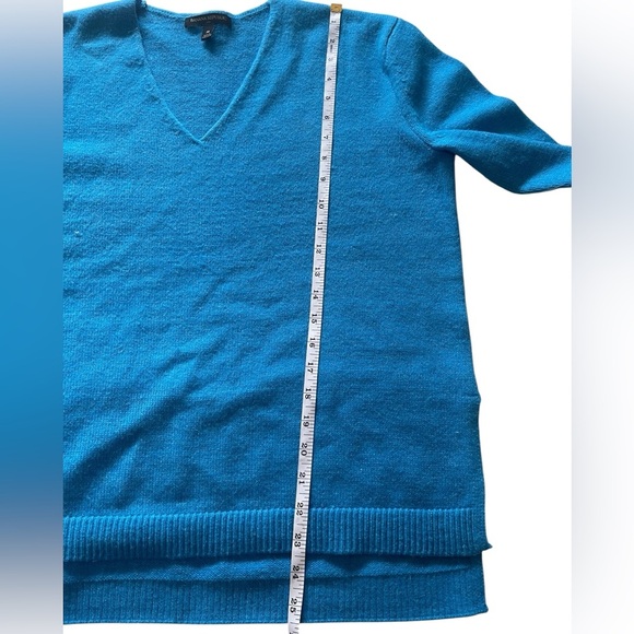 Banana Republic Blue V-Neck Sweater Size Medium - Picture 8 of 8